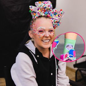 Süß oder Fail? Jojo Siwa trägt Socken mit Foto der Freundin