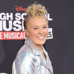 Mode-Statement? JoJo Siwa trägt Fellkugel bei Fashion Week