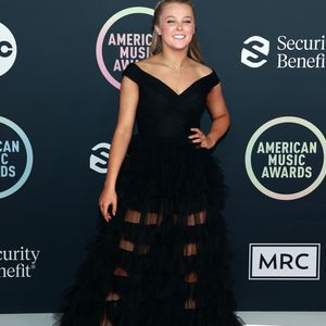 Kaum erkannt: JoJo Siwa ganz erwachsen auf dem roten Teppich