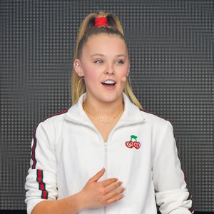 JoJo Siwa wurde bei Basketballspiel fast niedergetrampelt!