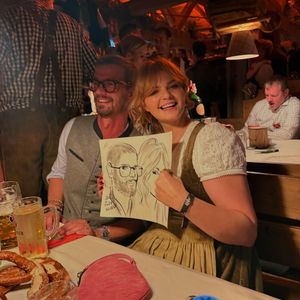 Joko Winterscheidt feiert mit Sophie Passmann auf der Wiesn