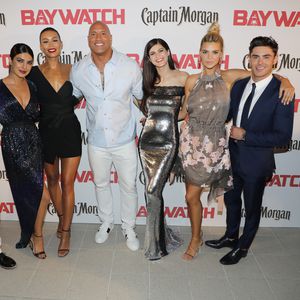 Superschlank im Badeanzug? Priyanka Chopra futtert lieber!