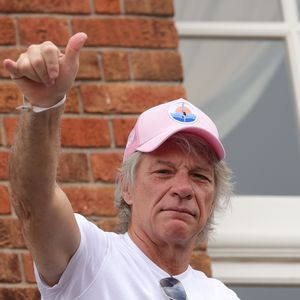 "Stück Plastik im Hals": Jon Bon Jovi zurück auf der Bühne