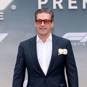 Schauspieler Jon Hamm posiert ohne Shirt am Strand in Mexiko