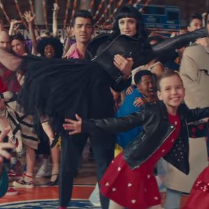 Jonas Brothers' Musik-Clip: All ihre Frauen wieder mit dabei