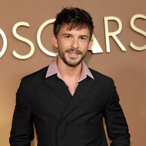 Sexiest Man Jonathan Bailey glänzt bei Governors Awards