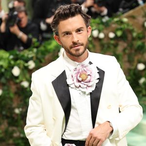 Jonathan Bailey studierte "Wicked"-Choreographie im Flugzeug