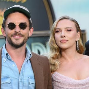 Scarlett Johansson und Jonathan küssen sich auf Premiere