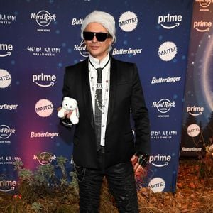 Nanu? Jonathan Cheban führt Victoria's-Secret-Model aus