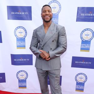 Breites Grinsen: Jonathan Majors strahlt nach Schuldspruch