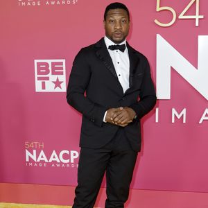 Strangulation: Ex-Freundin verklagt Jonathan Majors erneut