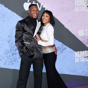 Jonathan Majors strahlt mit Meagan Good bei Premiere