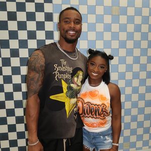 Simone Biles feiert Jonathan Owens' Saisonstart in der NFL