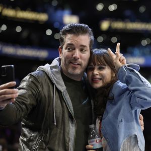 Zooey Deschanel und Jonathan Scott kuscheln bei NBA-Spiel