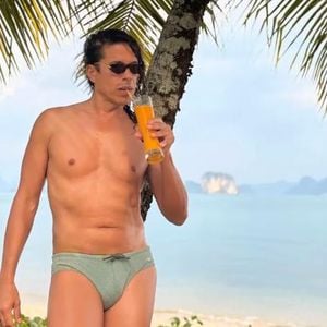 Jorge González schwingt im Speedo die Hüften am Traumstrand