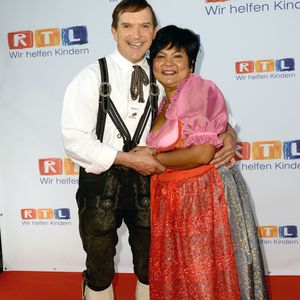 Viele Show-Angebote: Bauer Josef unterstützt seine Narumol