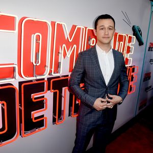 Hier zeigt sich Jospeh Gordon-Levitt oben ohne!