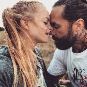 "Perfekte Mischung aus uns": Josie & Wolf warten aufs Baby