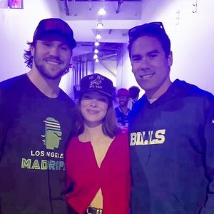 Hailee Steinfeld und Josh Allen strahlen nach Verlobung