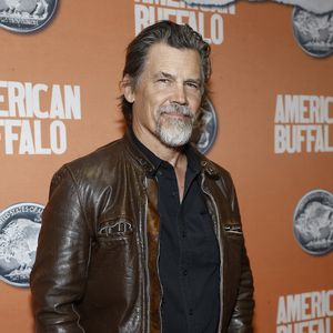 "Avengers"-Star Josh Brolin posiert komplett nackt im Netz!