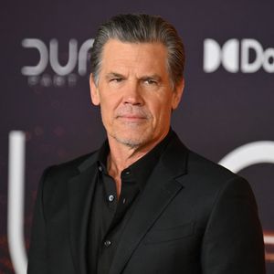 Josh Brolin schläft mit einem Nikotinbeutel in seinem Mund