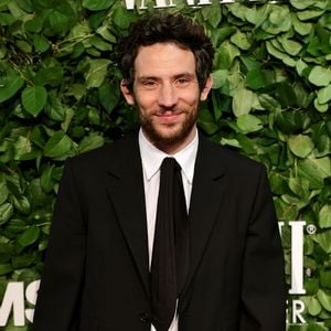 "The Crown"-Star Josh O'Connor wurde beim Turteln erwischt