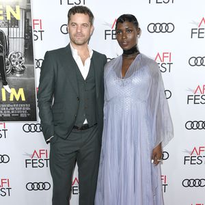 Joshua Jacksons Frau Jodie korrigiert ein Kompliment von ihm