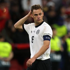Joshua Kimmich beim 100. Länderspiel von Sohn überrascht