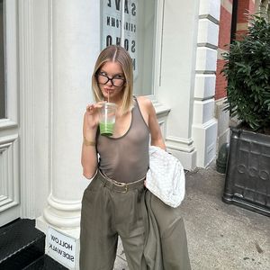 Joy Corrigan ist nach Implantatentfernung voll selbstbewusst