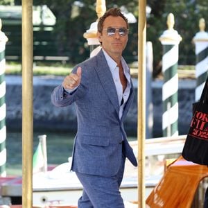 Jude Law bringt die Fans in Venedig mit Stolperer zum Lachen