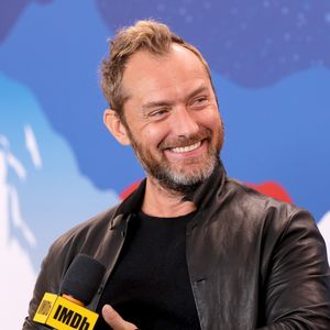 Mit Baby gesichtet: Jude Law zum siebten Mal Papa geworden?