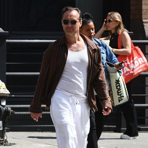 Jude Law spaziert im lässigen Leinen-Outfit durch New York
