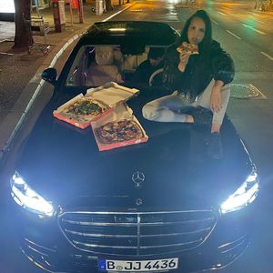 Schicker Schlitten: Juju gönnt sich ihr erstes eigenes Auto