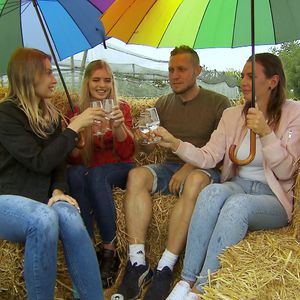 Regen: Bauer Patrick fürchtet um das Make-up seiner Hofdamen