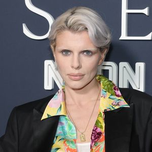 Selbst geschnitten: Julia Fox zeigt ihre neue Kurzhaarfrisur