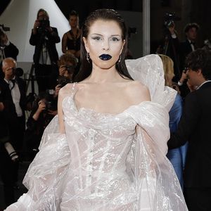 Julia Fox wählt Plastik-Outftit auf dem Red Carpet in Cannes