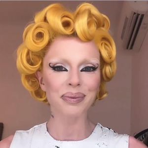 Käsewerbung: Das steckt hinter Julia Fox' verrücktem Look