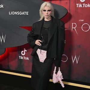 Outfit-Fail? Julia Fox trägt Spitzenwäsche über Kleidung