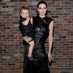 Süßes Date: Julia Fox nimmt ihren Sohn mit zu Fashionshow