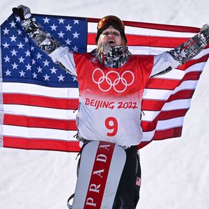 Stylish: US-Olympionikin holt mit Prada-Snowboard Silber