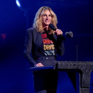 Julia Roberts überrascht mit Auftritt in lässigem Shirt-Look
