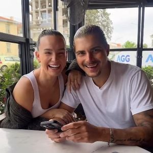 Julia Römmelt schenkt Tim Kühnel "Traumfrau" zum Nikolaus