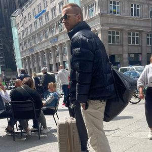 Nach Hotelnacht: Julian Claßen geknickt am Bahnhof gesichtet