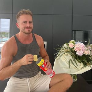 Julian Claßen zeigt seine Muckis und isst verschwitzt Chips