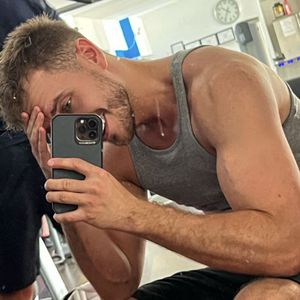 Maschine! Julian Claßen präsentiert seinen dicken Bizeps