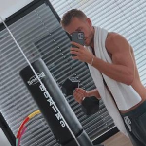 Training zahlt sich aus: Julian Claßen zeigt seinen Bizeps