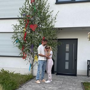 "Ich liebe dich": Julian Claßen rührt Palina mit Maibaum