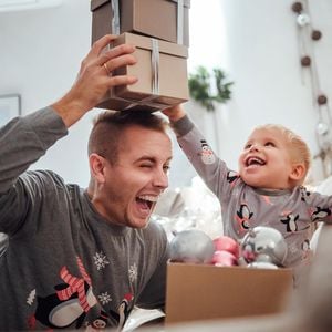 So süß! Hier kämpft Lio Claßen um seine Weihnachtsgeschenke