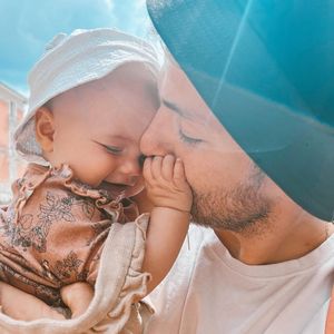 Zucker! Hier kuschelt Julian Engels mit seiner kleinen Solea