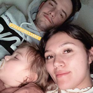 "Kuschelstunde": Anna Maria teilt verschlafenes Family-Bild
